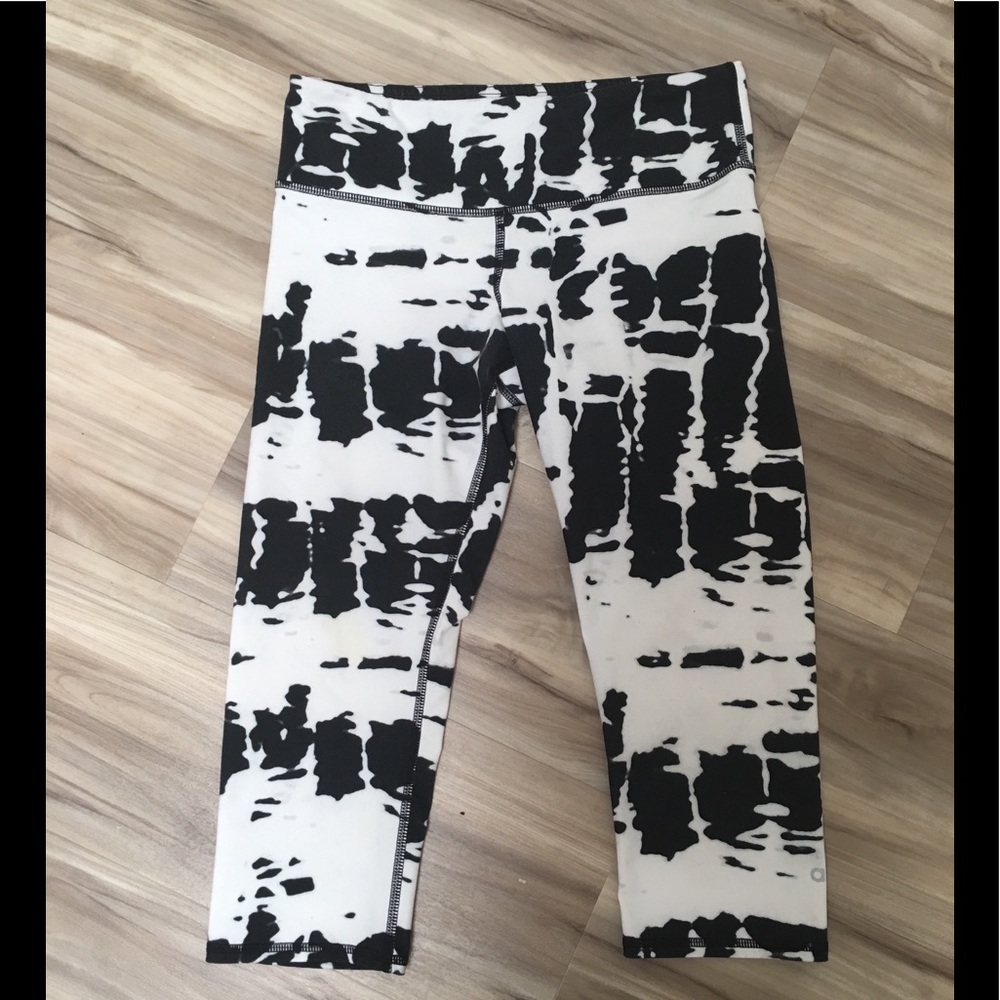 Alo Yoga Airbrush capri white/black tie dye pants